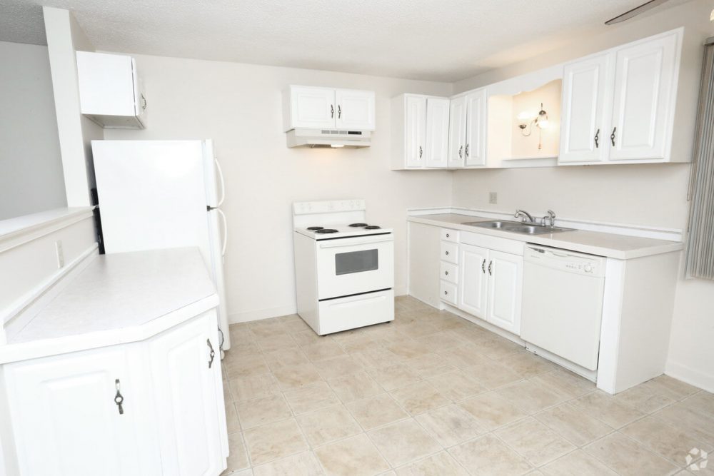 Bay Valley Harbor Bay City MI White Kitchen