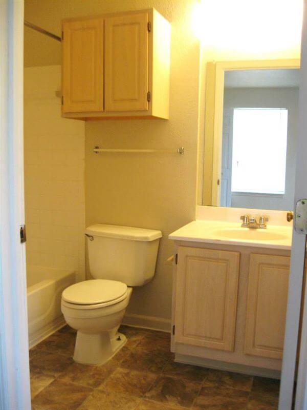 Clear Creek Apartments North Manchester IN Bathroom