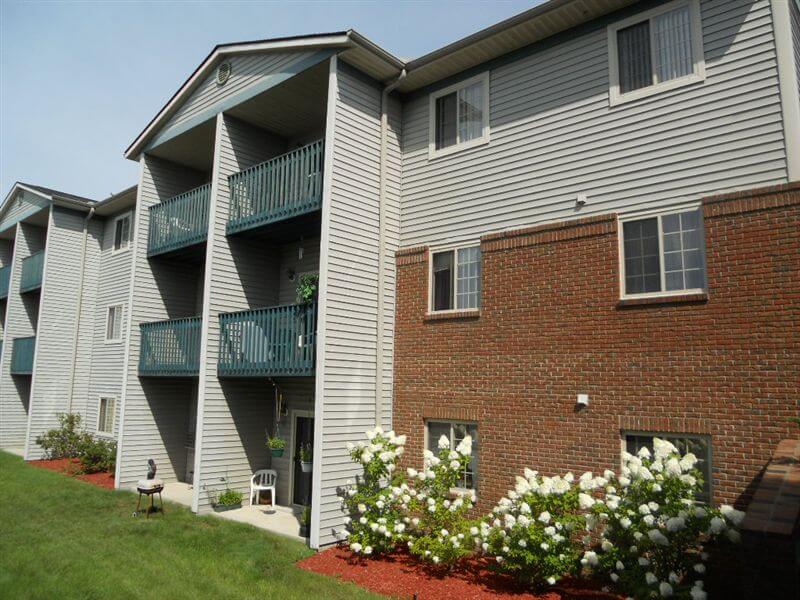 Colonial Meadows Pontiac MI Apartments Lanscaping and Balconies
