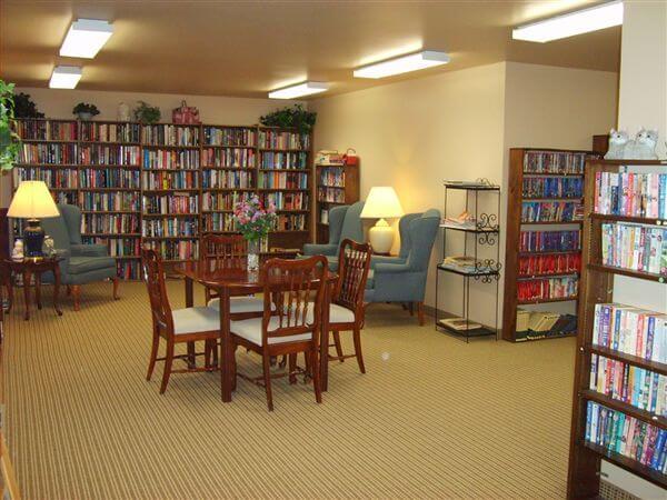 Dauner Haus Fenton MI Apartments Library