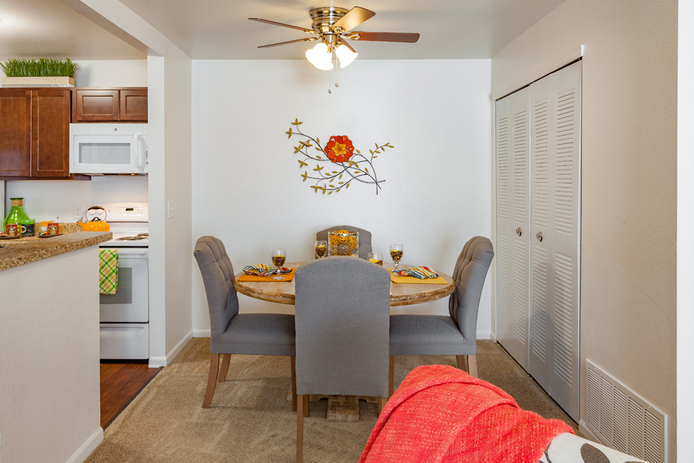 Silver Creek Apartments Flat Rock MI Dining 9979