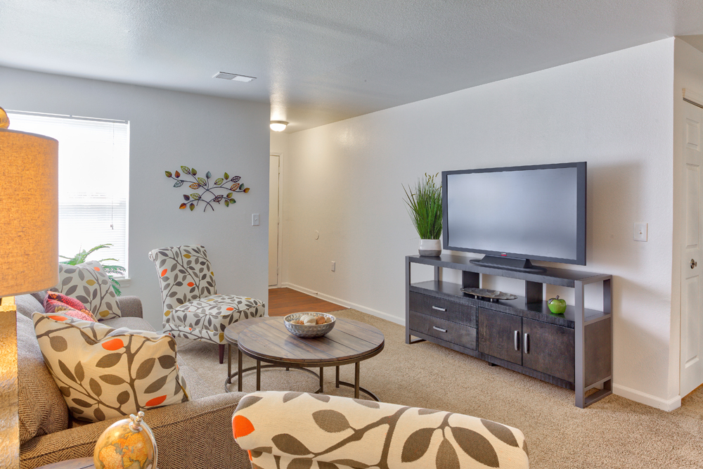 Silver Creek Apartments Flat Rock MI Living Room Entry 0089